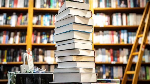 Buchmarkt: Kaufzurückhaltung auch bei Büchern Ein Stapel mit neu erschienenen Büchern liegt in einer Buchhandlung in Frankfurt auf einem Verkaufstisch.