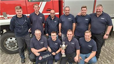 Ein starkes Team aus Loxstedt: Tio Wilcks (hinten, v.l.), Kai Hinrichs, Trainer Dirk Ahrens-Meinardt, Thomas Faißt, Fabian Bruns, Ortsbrandmeister Michael Wilcks sowie Tim Voigt (vorn, v.l.) Yasmin Menke, Kapitän Lars Müller und Michael Bruns.