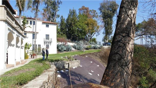 100 Tage nach dem Inferno - ein langer Weg für Los Angeles Ein Steilhang im Garten der Villa Aurora hat Brandschäden.