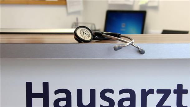 Hausärzte dringend gesucht: 523 Praxissitze unbesetzt Ein Stethoskop liegt in der Praxis eines Hausarztes.