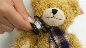 Ein Stethoskop wird an den Hals eines Teddys gehalten. Ein Besuch beim Arzt ist oft mit Ängsten verbunden. Dagegen will die Teddyklinik etwas tun.