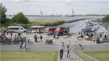 Ein stiller Moment vor dem Trubel – Sandstedts Hafen erwacht zum Fest.