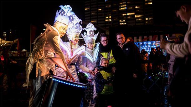 Menschen in Verkleidung bei einer Veranstaltung.