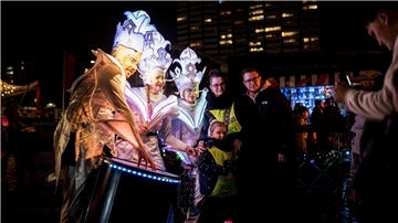 Menschen in Verkleidung bei einer Veranstaltung.