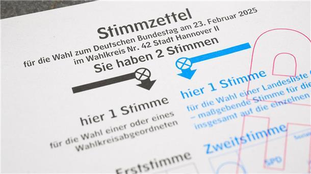 Ein Stimmzettel für die Bundestagswahl 2025 liegt als Muster in der Briefwahlstelle im Neuen Rathaus Hannover.
