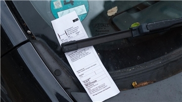 Ein Strafzettel klemmt hinter einem Scheibenwischer (Symbolbild). Das Bundesverfassungsgericht hat betont, dass der Halter eines Autos nicht automatisch der Täter ist, wenn mit dem Wagen Parkverstöße begangen werden.