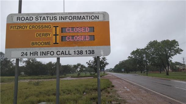 Zyklon Ilsa steuert auf Westaustralien zu Ein Straßenschild in der westaustralischen Region Kimberley weist nach Überschwemmungen auf geschlossene Straßen hin.
