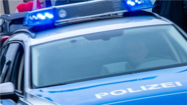 12-Jähriger am Steuer erwischt: Vater sitzt mit im Auto Ein Streifenwagen der Polizei ist mit Blaulicht im Einsatz.