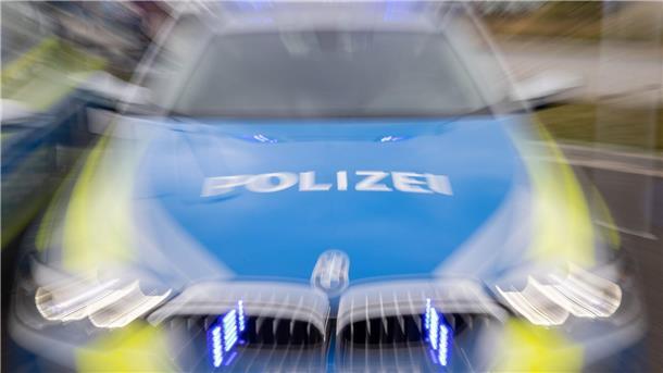 Ein Streifenwagen der Polizei mit eingeschaltetem Blaulicht.