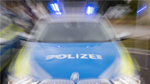 Polizei löst Bauernproteste auf A1 auf: Strafverfahren Ein Streifenwagen der Polizei mit eingeschaltetem Blaulicht.