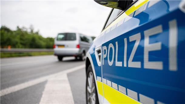 Strafanzeigen nach Bauerndemo in Bremerhaven Ein Streifenwagen der Polizei steht auf einer Straße.