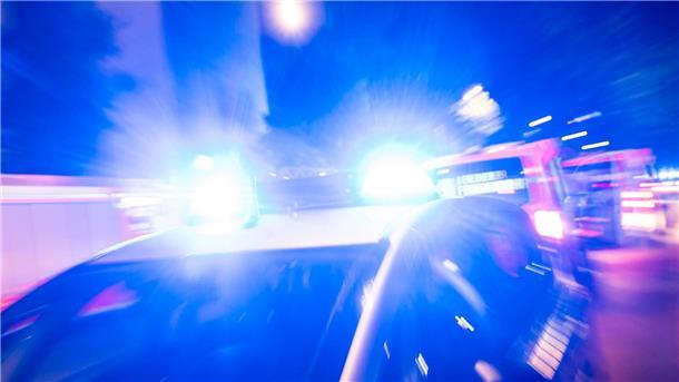 Polizist wird bei Verhaftung eines Reichsbürgers verletzt Ein Streifenwagen der Polizei steht mit Blaulicht an einem Einsatzort.
