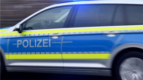 Mann stirbt nach Polizeieinsatz mit Pfefferspray Ein Streifenwagen fährt mit eingeschaltetem Blaulicht.