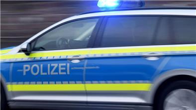 Ein Streifenwagen fährt mit eingeschaltetem Blaulicht.