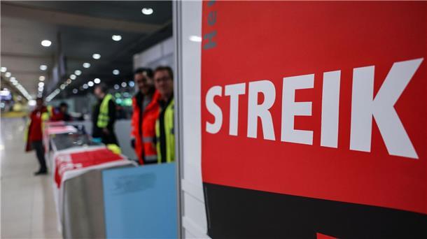 Deutschland ausgebremst - Warnstreiks legen Verkehr lahm Ein Streikposten steht am Flughafen Köln/Bonn im Terminal.