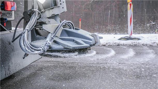 Winter sorgt für Chaos auf den Straßen - Für Sonntag ist Eisregen angekündigt Ein Streufahrzeug auf der A7 im Einsatz. Laut Deutschem Wetterdienst sind Glatteis und starke Verkehrsbehinderungen zu erwarten.