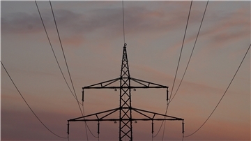 Ein Strommast in der Abenddämmerung.