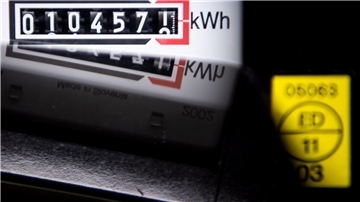Ein Stromzähler zeigt die verbrauchten Kilowattstunden an. Mit ihren Abrechnungen hat sich EWE zuletzt zu viel Zeit gelassen. Künftig müssen sie binnen sechs Wochen vorliegen, fordert das Landgericht Oldenburg. Es gab damit der Verbraucherzentrale Niedersachsen recht, die geklagt hatte.