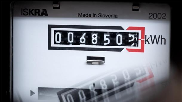 Strompreise steigen weniger stark als befürchtet Ein Stromzähler zeigt in einem Mietshaus die verbrauchten Kilowattstunden an.