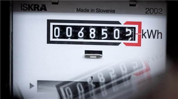 Ein Stromzähler zeigt in einem Mietshaus die verbrauchten Kilowattstunden an.