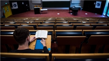 Ein Student sitzt im Hörsaal der Universität Bremen.