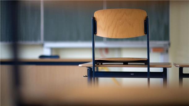 Braunschweiger Gymnasium ist erste „Schule der Vielfalt“ Ein Stuhl steht in einem Klassenzimmer auf dem Tisch.