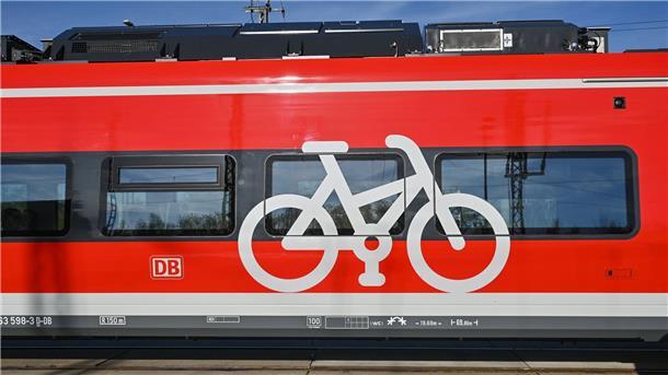 Pro Bahn fordert Ausflugszüge in Niedersachsen Ein Symbol in Form eines Fahrrades auf einem Zug der Deutschen Bahn signalisiert, dass Fahrräder mitgenommen werden können.