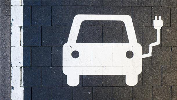 E-Auto-Boom treibt Erholung des chinesischen Automarkts an Ein Symbol markiert einen Parkplatz an einer Ladesäule für Elektroautos.