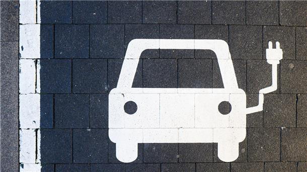 Reederei eröffnet Ladepark für E-Autos von Inselurlaubern Ein Symbol markiert einen Parkplatz an einer Ladesäule für Elektroautos.