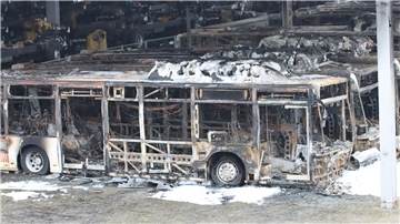 Ein Tag nach dem Feuer im Februar bei der Firma Alga in Sittensen: Rund 25 Busse sind in der Nacht auf dem Gelände des Nutzfahrzeughändlers ausgebrannt. Der Schaden: in Millionenhöhe. Ermittler gingen von Brandstiftung aus.