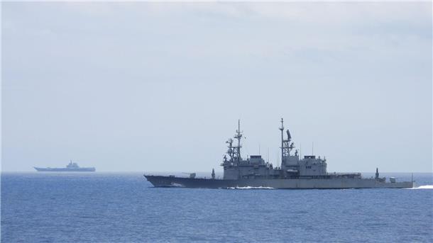 Erneut chinesische Manöver in Taiwanstraße geplant Ein taiwanesisches Marineschiff (vorne) beobachtet einen chinesischen Flugzeugträger in der Nähe taiwanesischer Gewässer. Die Meerenge zwischen China und Taiwan ist erneut Schauplatz militärischen Machtgebarens.