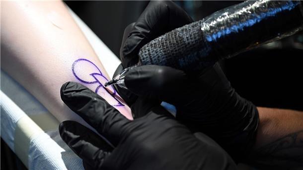 Tattoo statt Organspendeausweis: Symbol auf der Haut Ein Tattoo, das die Zustimmung zur Organspende symbolisiert.