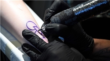 Ein Tattoo, das die Zustimmung zur Organspende symbolisiert.
