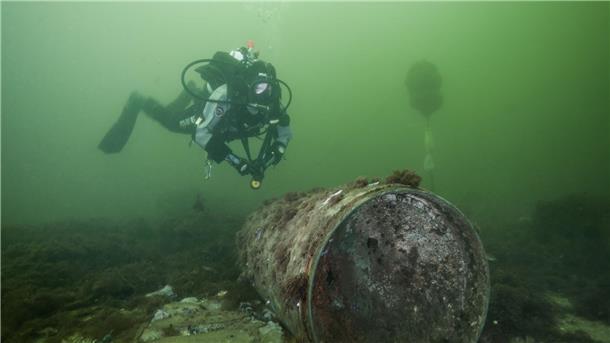Pilotplattform für Altmunition im Meer Ein Taucher vom Forschungstauchzentrum der Universität Kiel nähert sich in der Kolberger Heide in der Ostsee einem versenkten Munitionsrest.