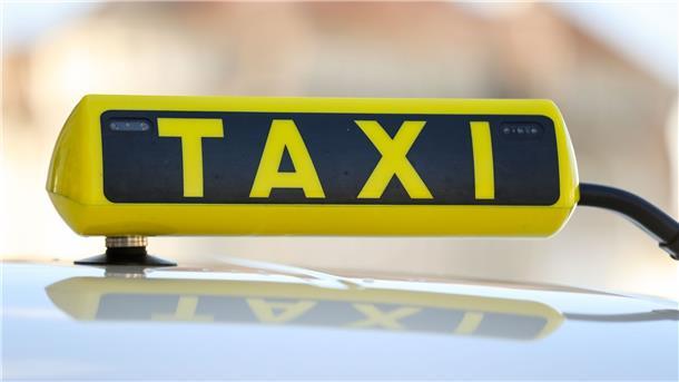 Steuergeld-Verschwendung: Mit dem Taxi zur Grundschule Ein Taxischild an einem Taxi.