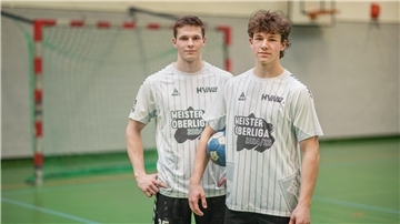 Die Handballer Benjamin Coordes und Erik Habermann