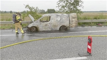 Ein technischer Defekt soll Ursache für den Brand eines Autos auf der Autobahn gewesen sein. 
