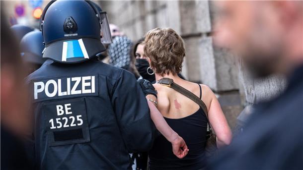 Ein Teil der Aktivisten verließ die Räume freiwillig, ein weiterer Teil wurde von der Polizei hinausgeführt.