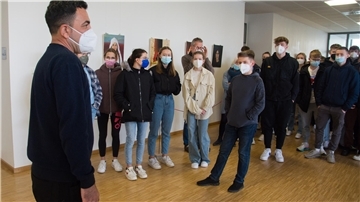 Ein Teil der in einer Zeltstadt Geflohener entstandenen Werke zeigte der Autodidakt bereits im März in der Eichenschule.