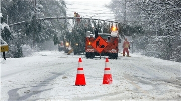 Ein Teil der Route 9 zwischen Falmouth und Cumberland in Maine ist nach heftigem Schneefall gesperrt.