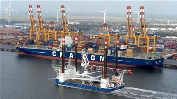 Schiff im Containerhafen