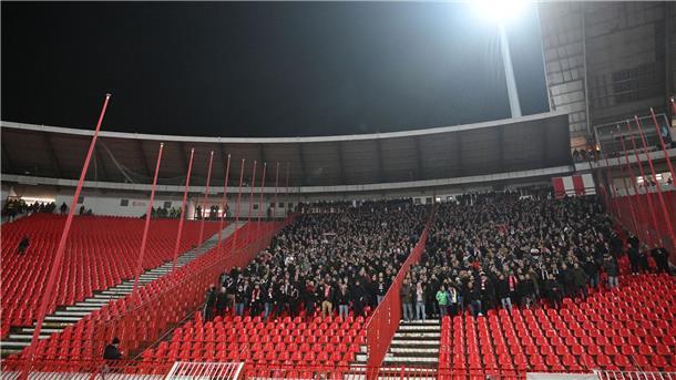 Abreibung und Anreise-Ärger: Viel Frust beim VfB Ein Teil des Gästeblocks blieb im Belgrader Stadion am Mittwoch leer.