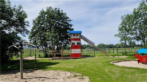 Ein Teil des Spielplatzes „Schulpfad“ in Weddewarden wurde neu gestaltet. Hingucker ist der Leuchtturm mit Tunnelrutsche. 