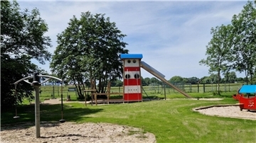 Ein Teil des Spielplatzes „Schulpfad“ in Weddewarden wurde neu gestaltet. Hingucker ist der Leuchtturm mit Tunnelrutsche. 