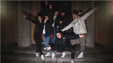 Ein Teil des Teams, das am Video-Dreh von „Blue Eyes“ beteiligt war (von links): Jule Neuhaus, Marie Jenzig, Keanu Frers, Tibet Nial, Alex Gottfried und Daniel Hein.