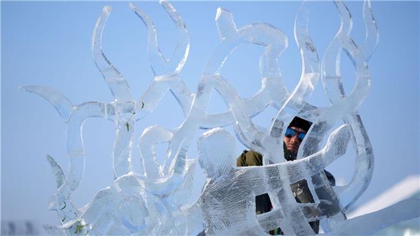Ein Teilnehmer des Wettbewerbs arbeitet an einer Eisskulptur beim Internationalen Eisskulpturenwettbewerb.