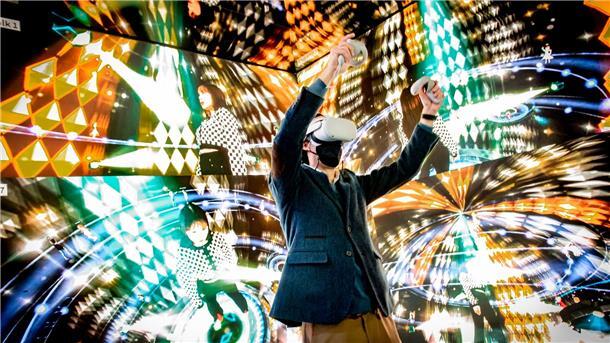 „Metaverse“: Wenig Interesse bei deutschen Unternehmen Ein Teilnehmer macht während des GSMA Mobile World Congress 2022 in Barcelona im Jump Studio von SC Telesom ein Metaverse-Erlebnis über VR-Technologie.