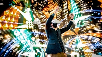Ein Teilnehmer macht während des GSMA Mobile World Congress 2022 in Barcelona im Jump Studio von SC Telesom ein Metaverse-Erlebnis über VR-Technologie.