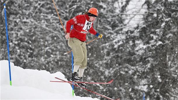 Historisches Rennen „Nostalski“ mit Ski aus Holz Ein Teilnehmer springt über eine Sprungschanze.