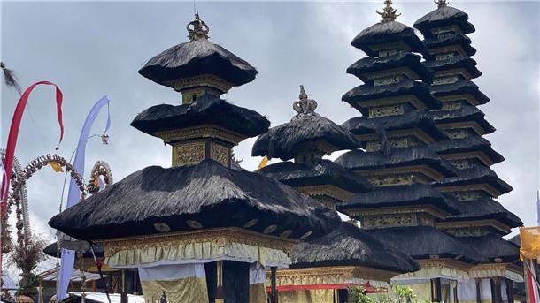 Ein Tempel auf Bali mit pagodenartig gestaffelten Dächern.